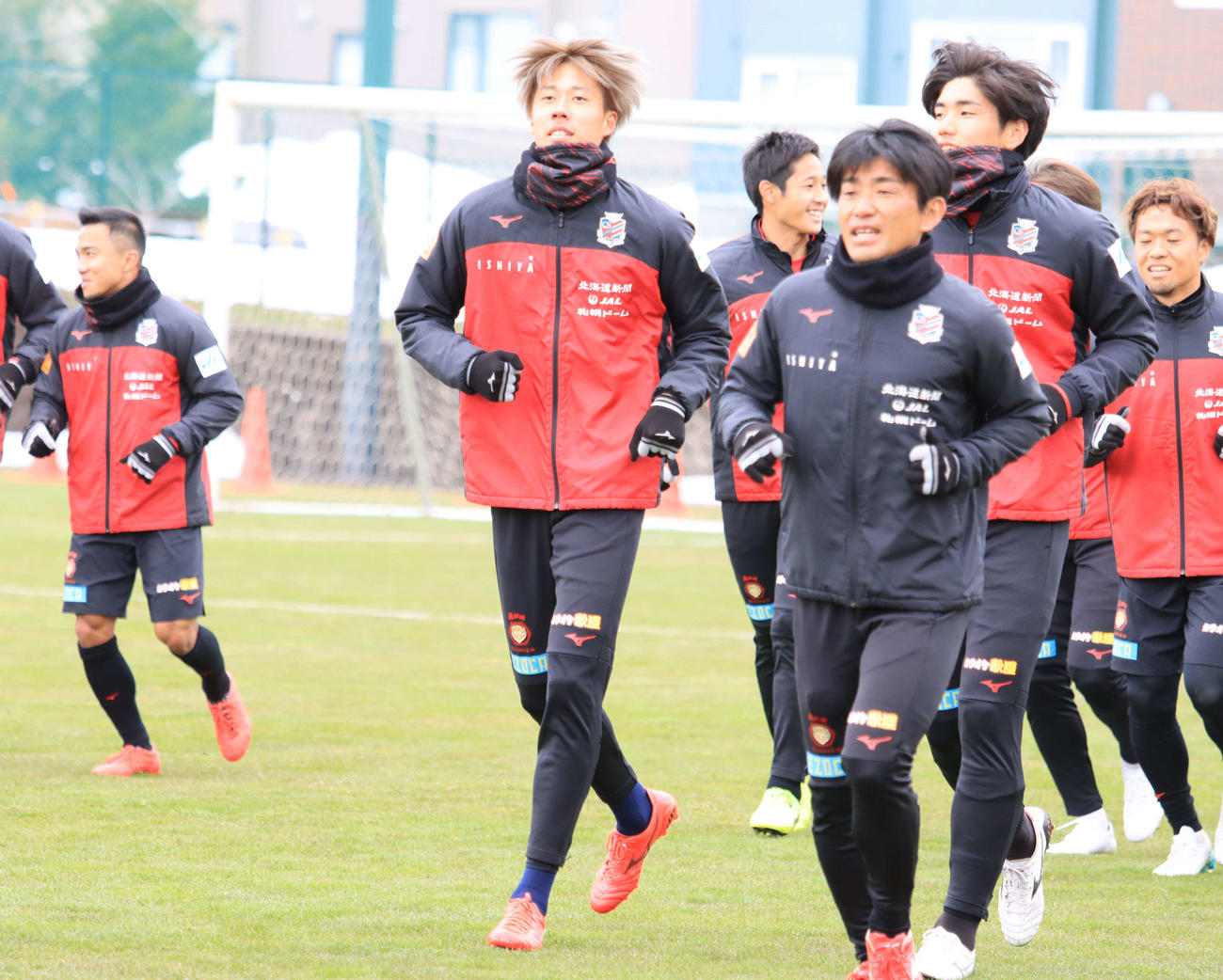 U－24日本代表に選出された札幌DF田中（手前左）（撮影・保坂果那）