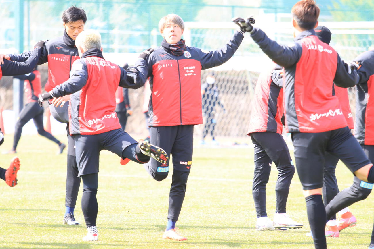 U－24日本代表に選出された札幌DF田中（中央）（撮影・保坂果那）