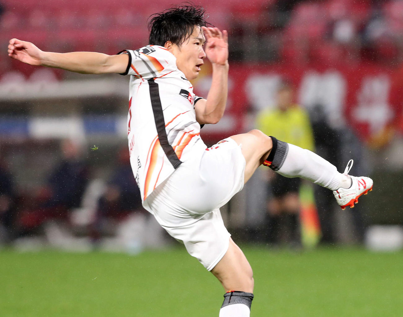 鹿島対名古屋　後半、決勝ゴールを決める名古屋MF稲垣（撮影・松本俊）