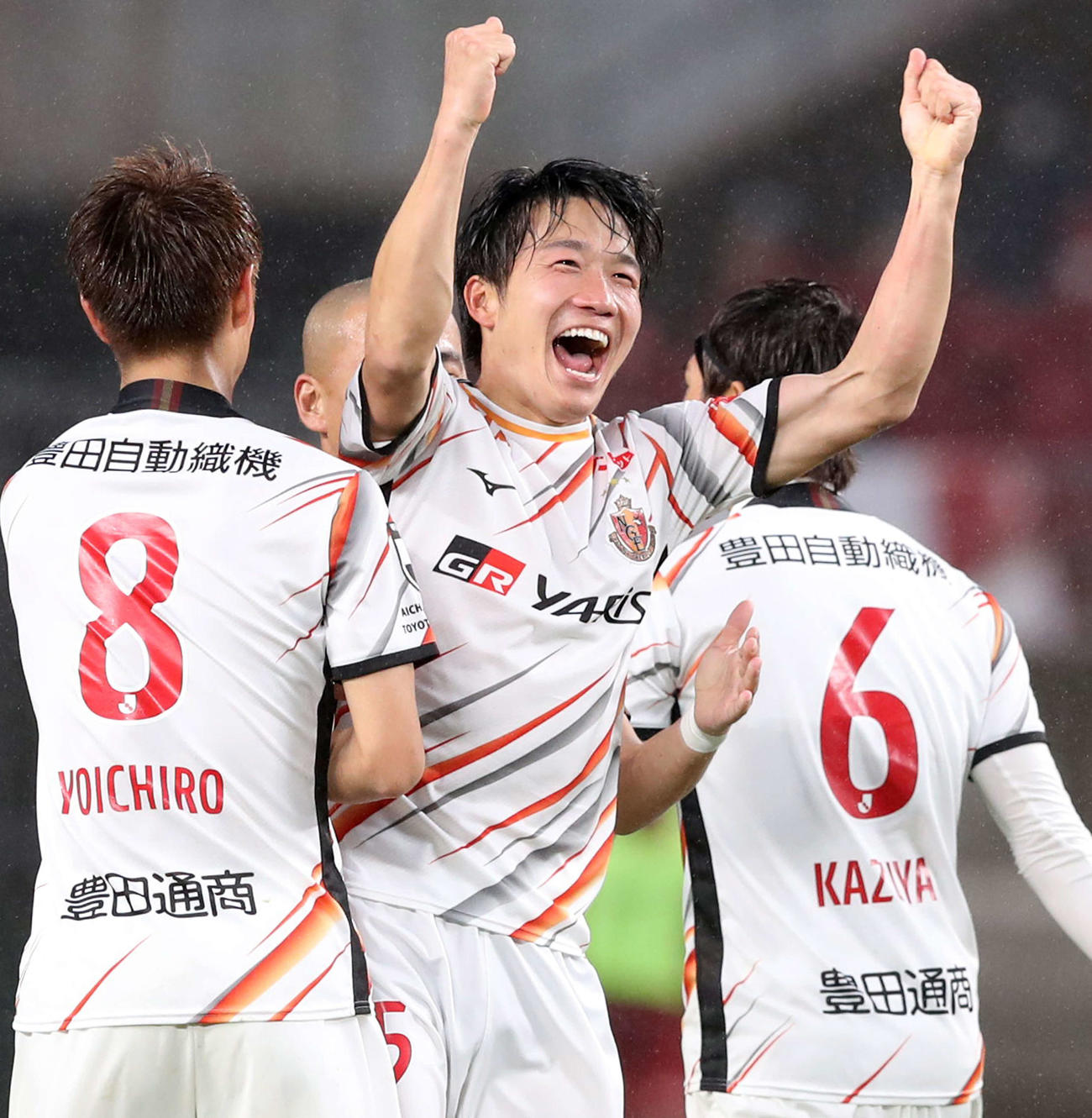 鹿島対名古屋　後半、決勝ゴールを決めて笑顔でガッツポーズする名古屋MF稲垣（中央）（撮影・松本俊）