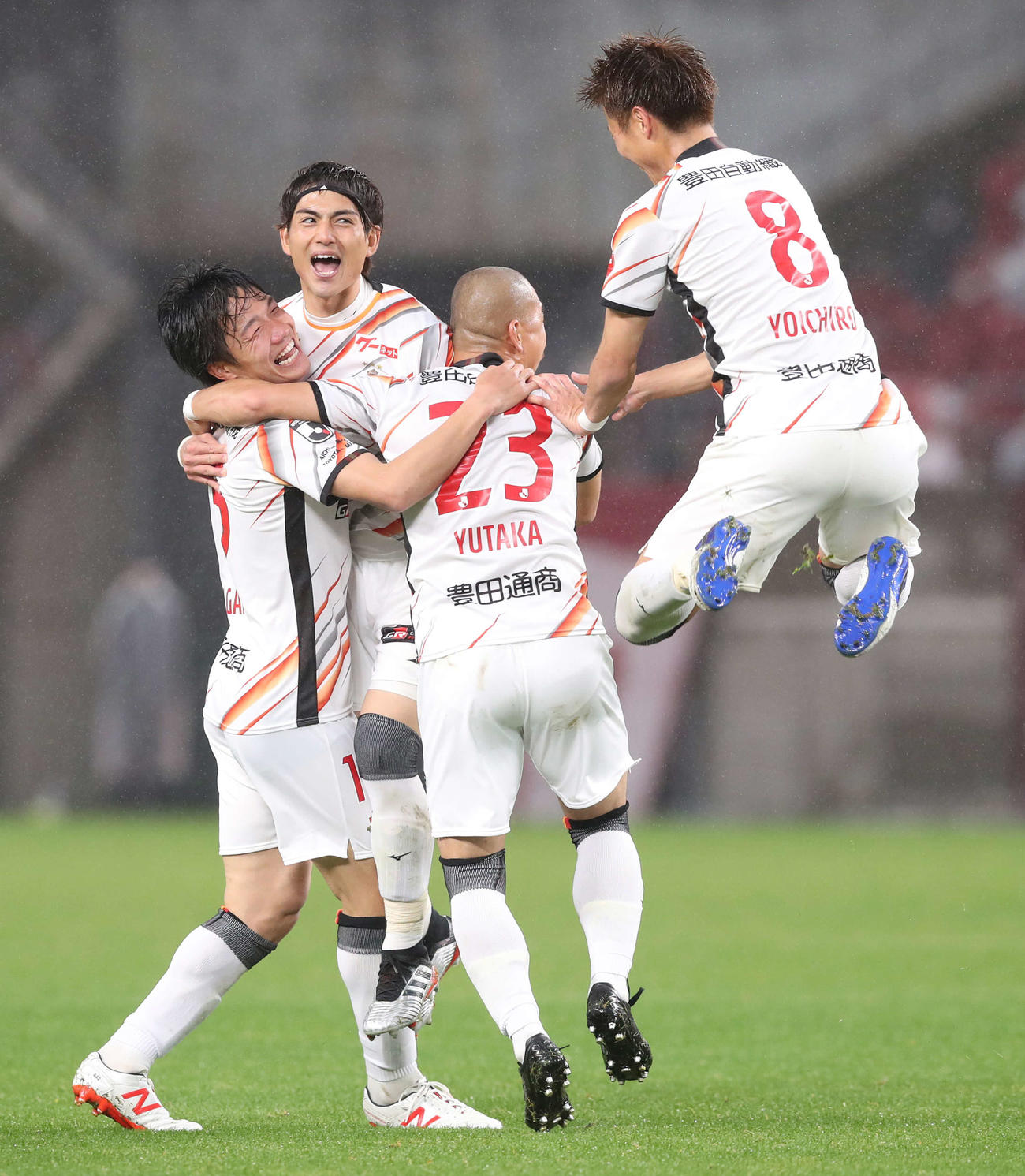 鹿島対名古屋　後半、決勝ゴールを決めた名古屋MF稲垣（左）は仲間の祝福に笑顔を見せる（撮影・松本俊）