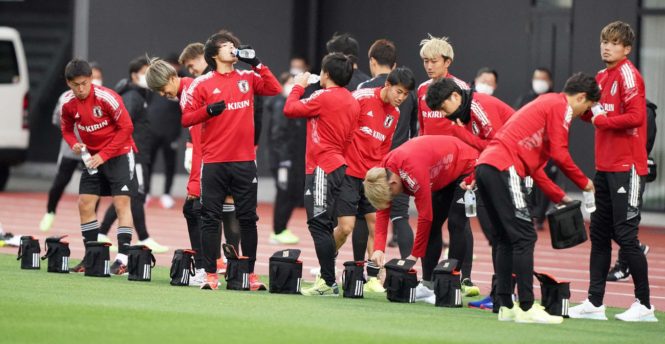 練習中、水分補給する三笘（左から4人目）らU－24日本代表イレブン（撮影・江口和貴）