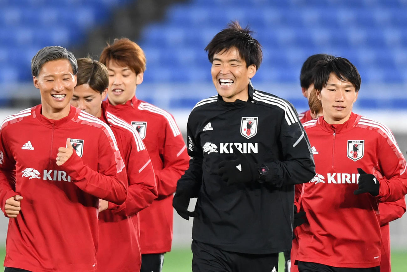 ランニングで笑顔を見せるGK西川（右から2人目）（撮影・横山健太）