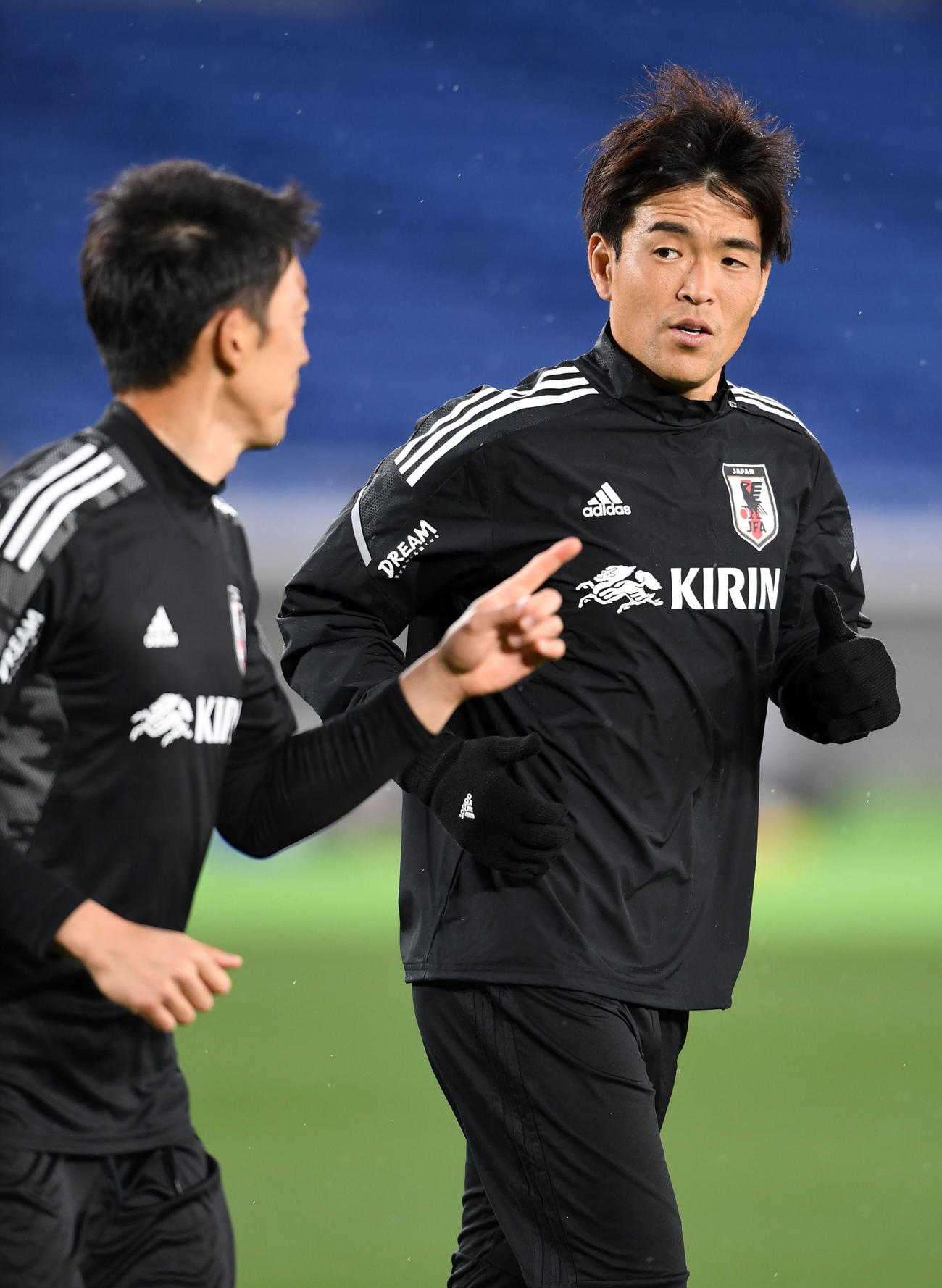ランニングをするGK西川（右）と権田（撮影・横山健太）
