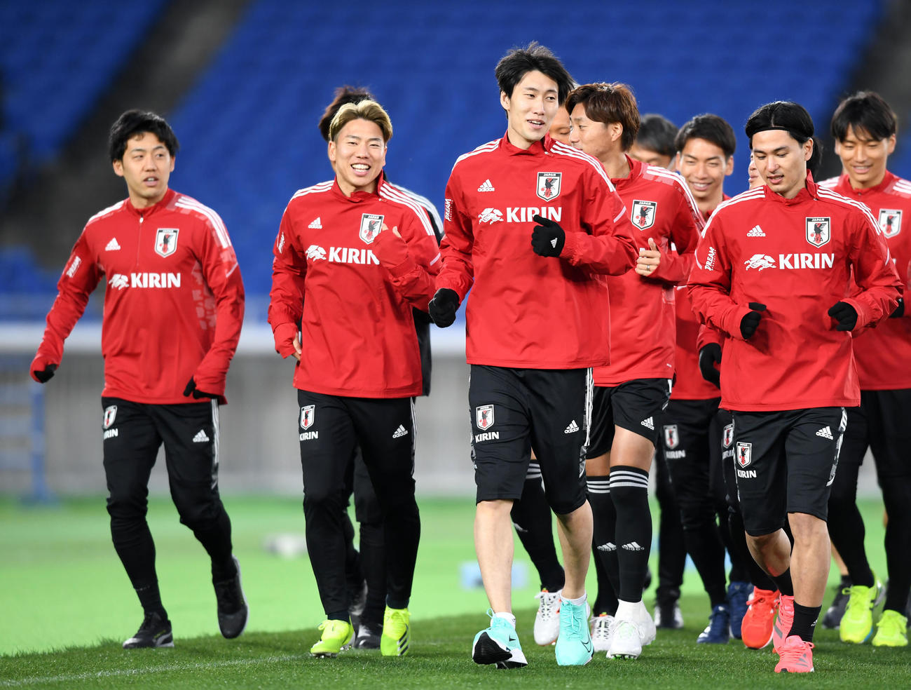 ランニングをする、前列左から遠藤、浅野、鎌田、、南野（撮影・横山健太）