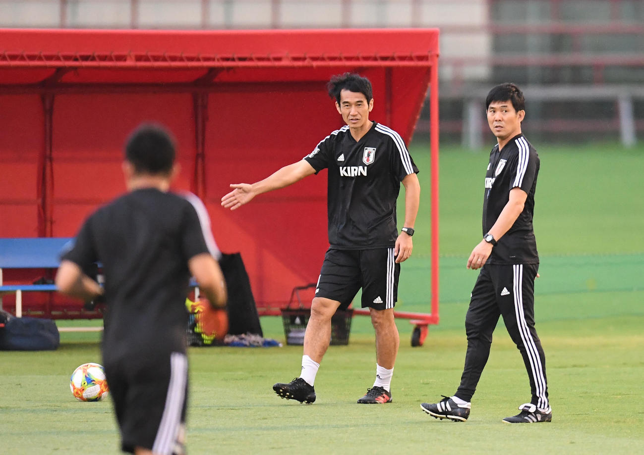 日本代表の練習でグラウンドを歩く森保監督（右）と斉藤コーチ（2019年9月3日撮影）