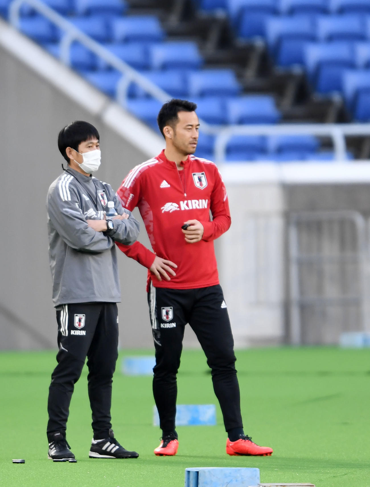 練習前、会話を交わす吉田（右）と森保監督（撮影・横山健太）