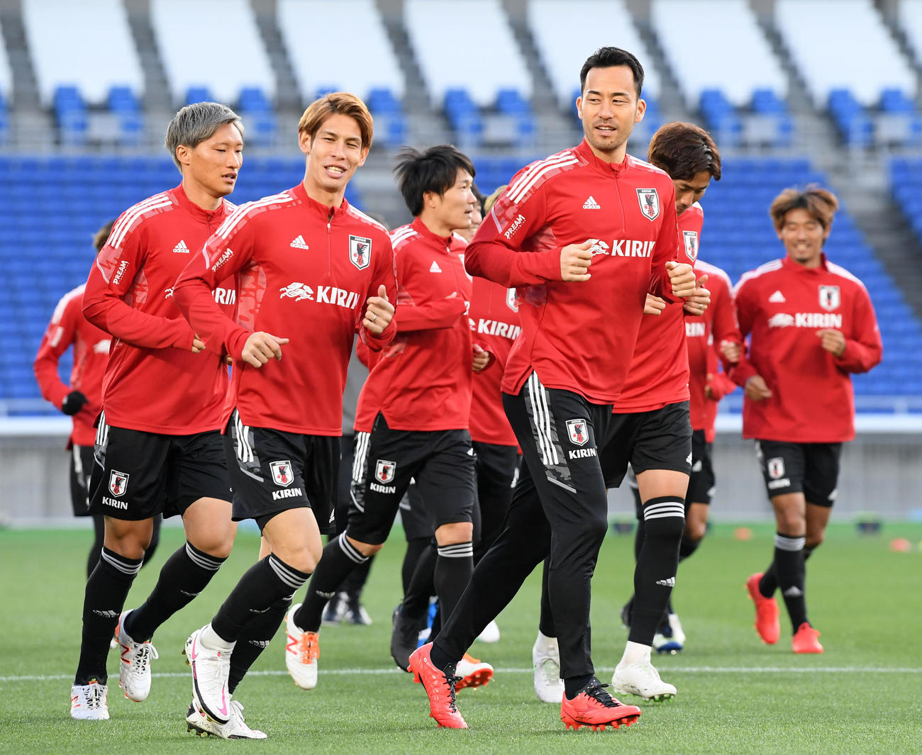 先頭に立ちランニングをする吉田（手前右）（撮影・横山健太）