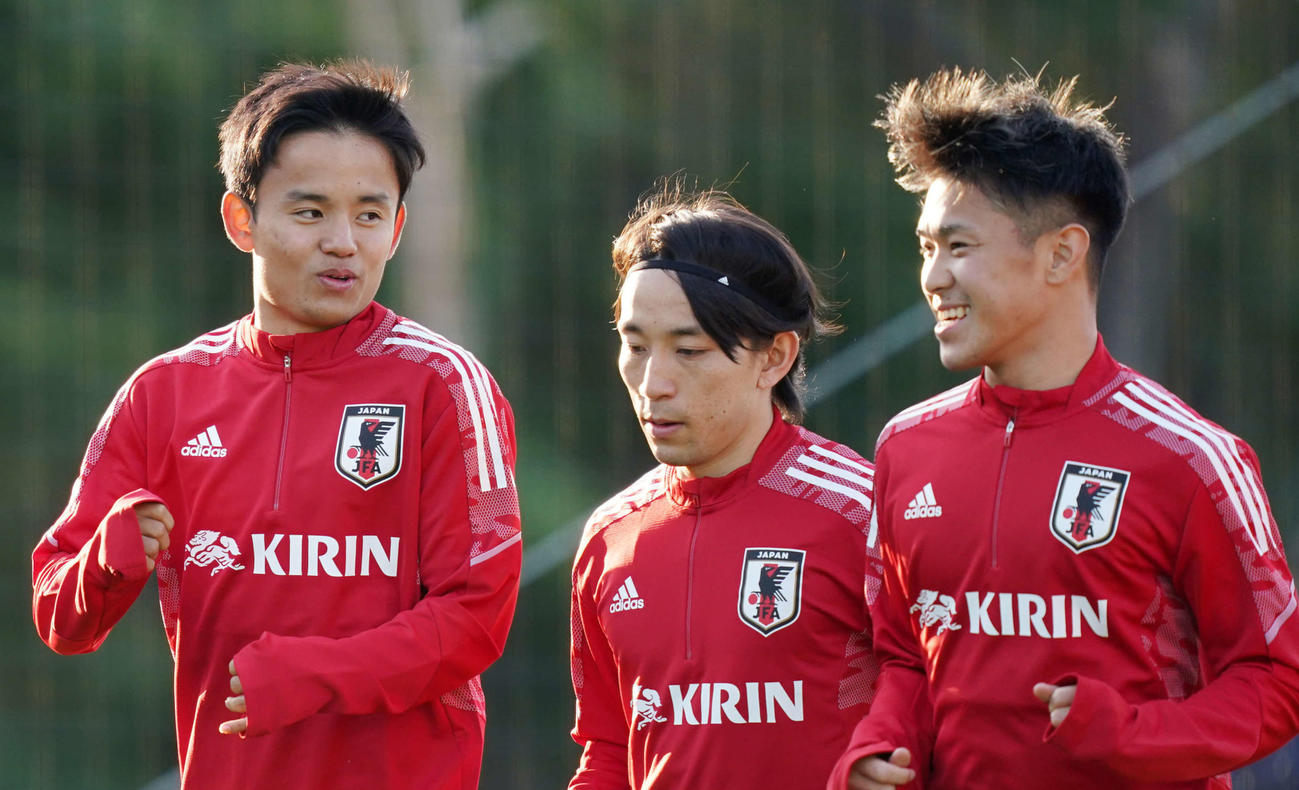 U－24日本代表に合流しランニングする、左から久保、三好、食野（撮影・江口和貴）