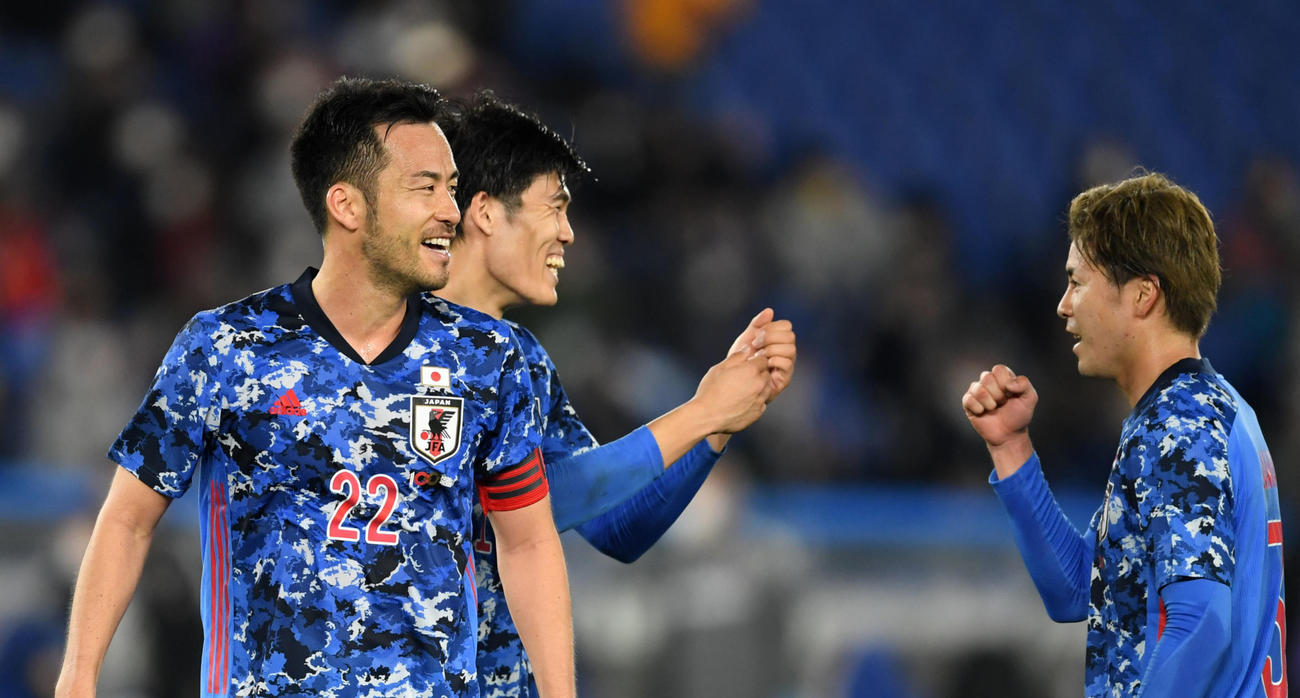 日本対韓国　韓国に勝利し笑顔を見せる吉田（左）（撮影・横山健太）