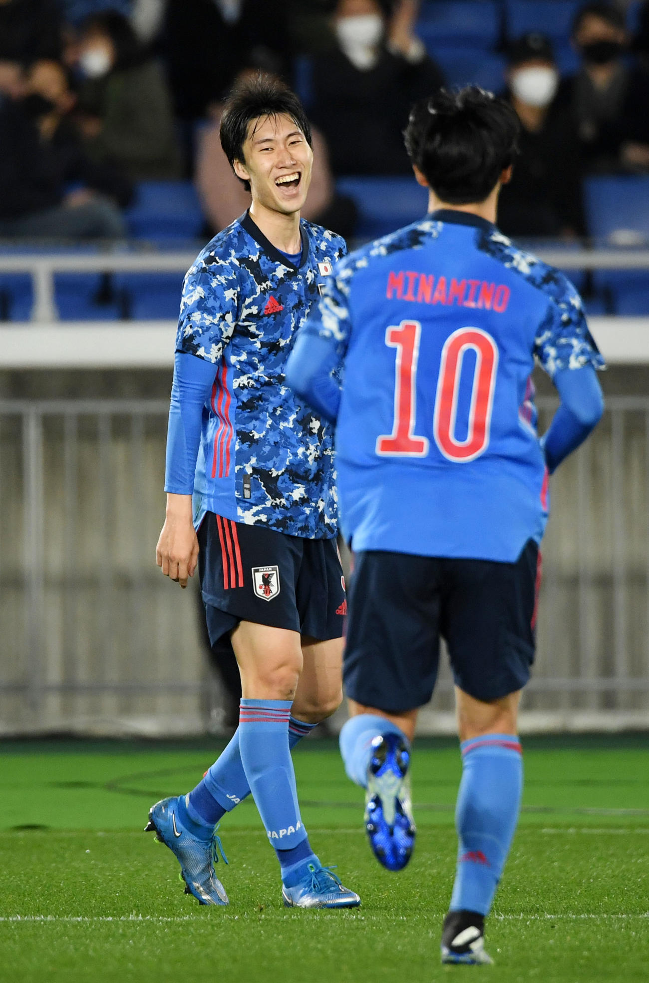 日本対韓国　前半、ゴールを決め笑顔を見せる鎌田（撮影・横山健太）