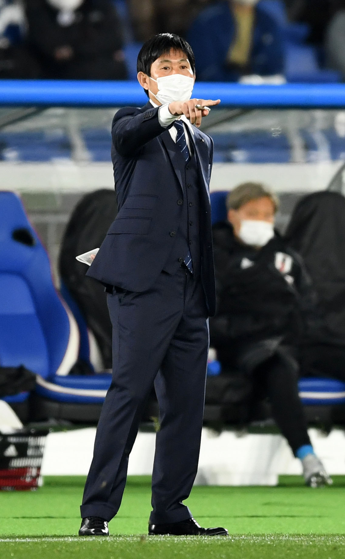 日本対韓国　前半、指示を出す森保監督（撮影・横山健太）