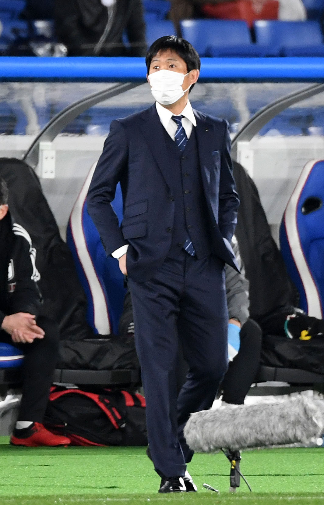 日本対韓国　前半、戦況を見つめる森保一監督（撮影・横山健太）
