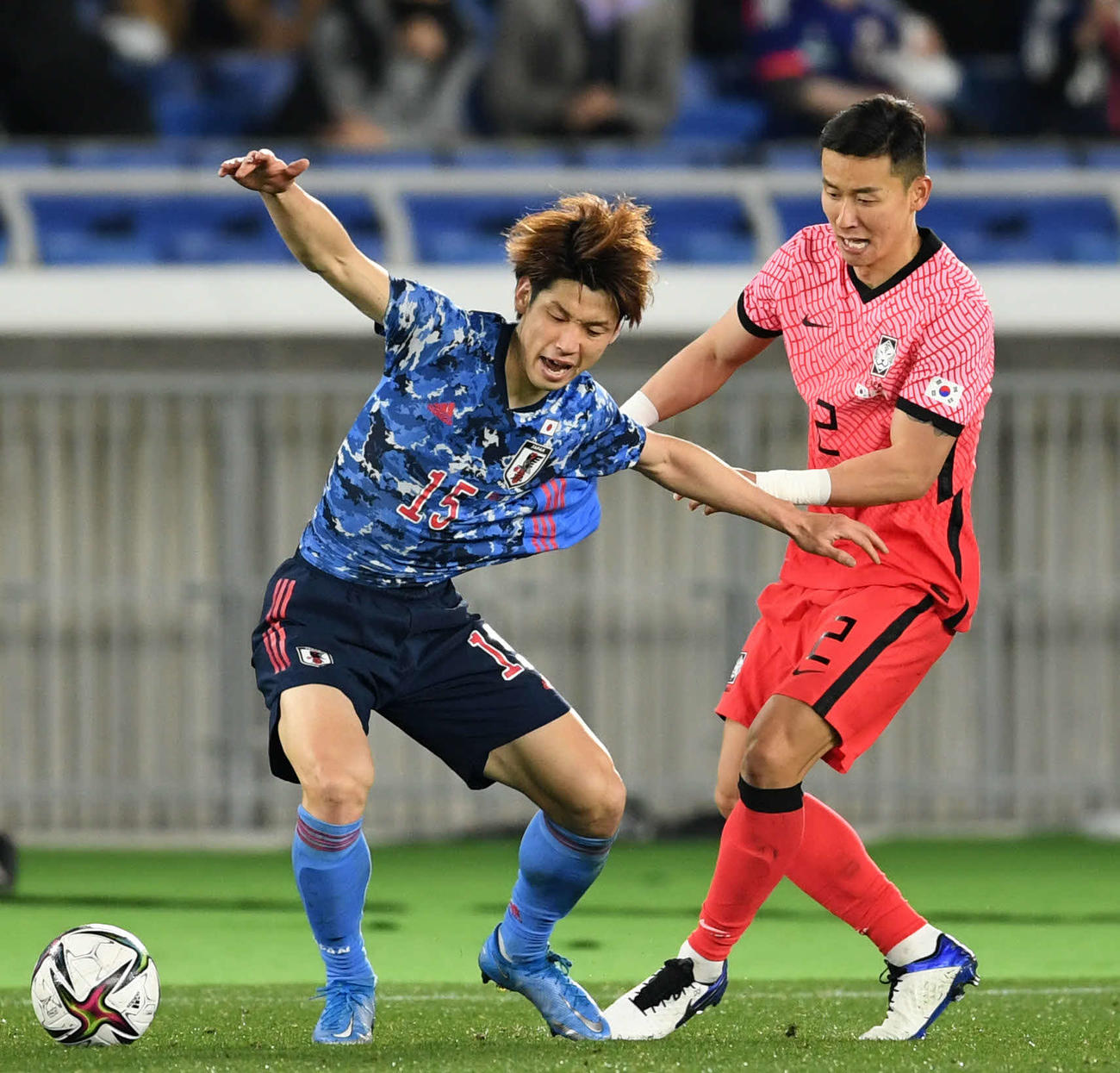 日本対韓国　後半、ユニホームを引っ張られながらもボールをキープする大迫（撮影・横山健太）