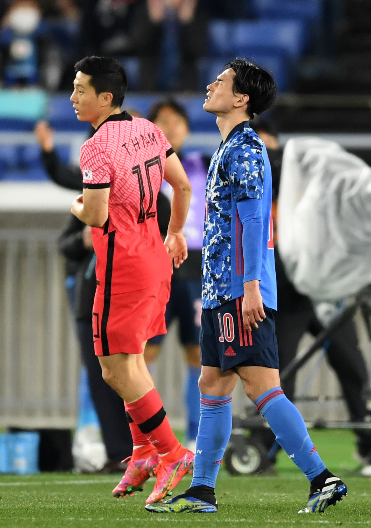 日本対韓国　後半、決定機を逃し悔しがる南野（撮影・横山健太）