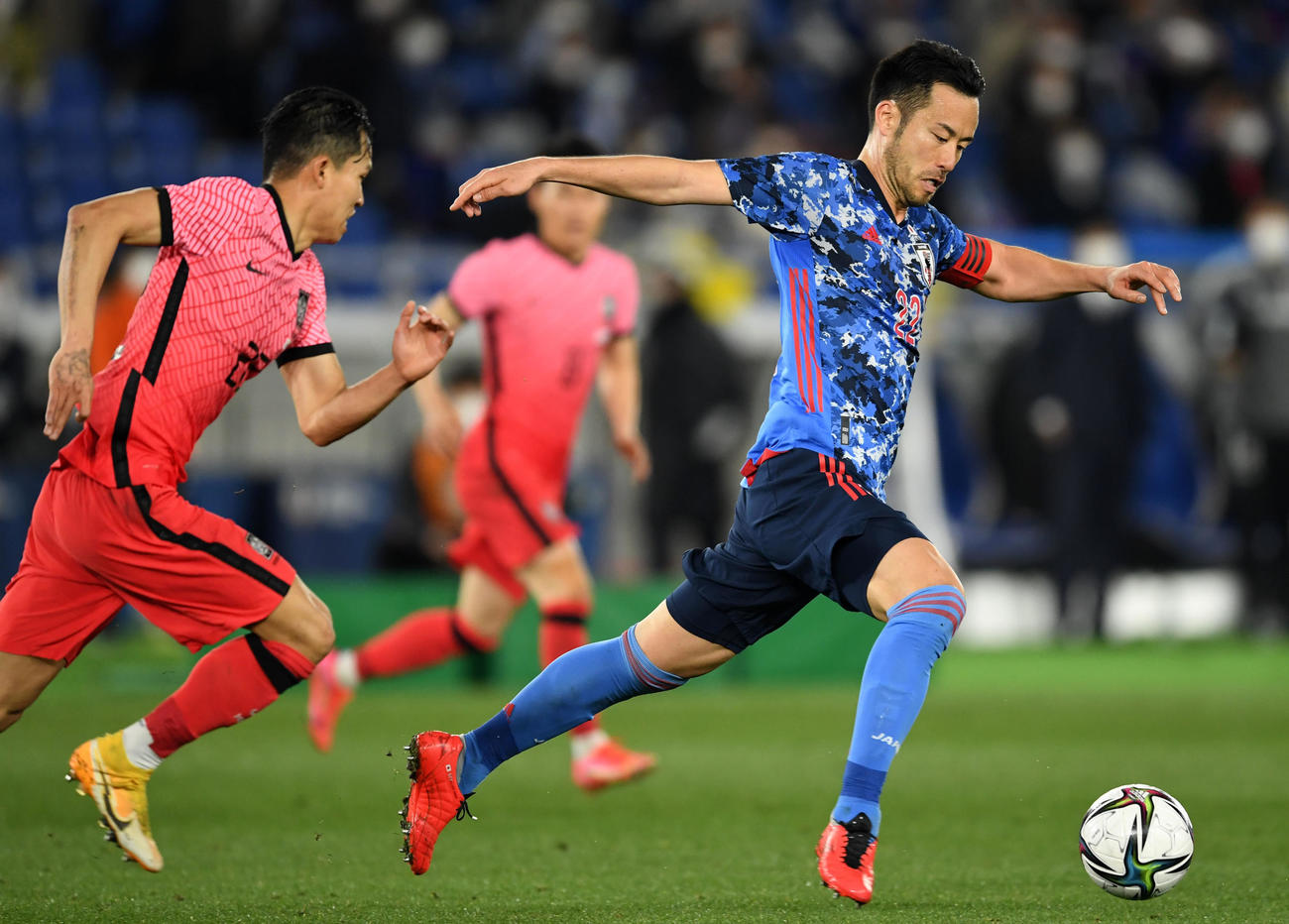 日本対韓国　後半、ボールを奪う吉田（撮影・横山健太）