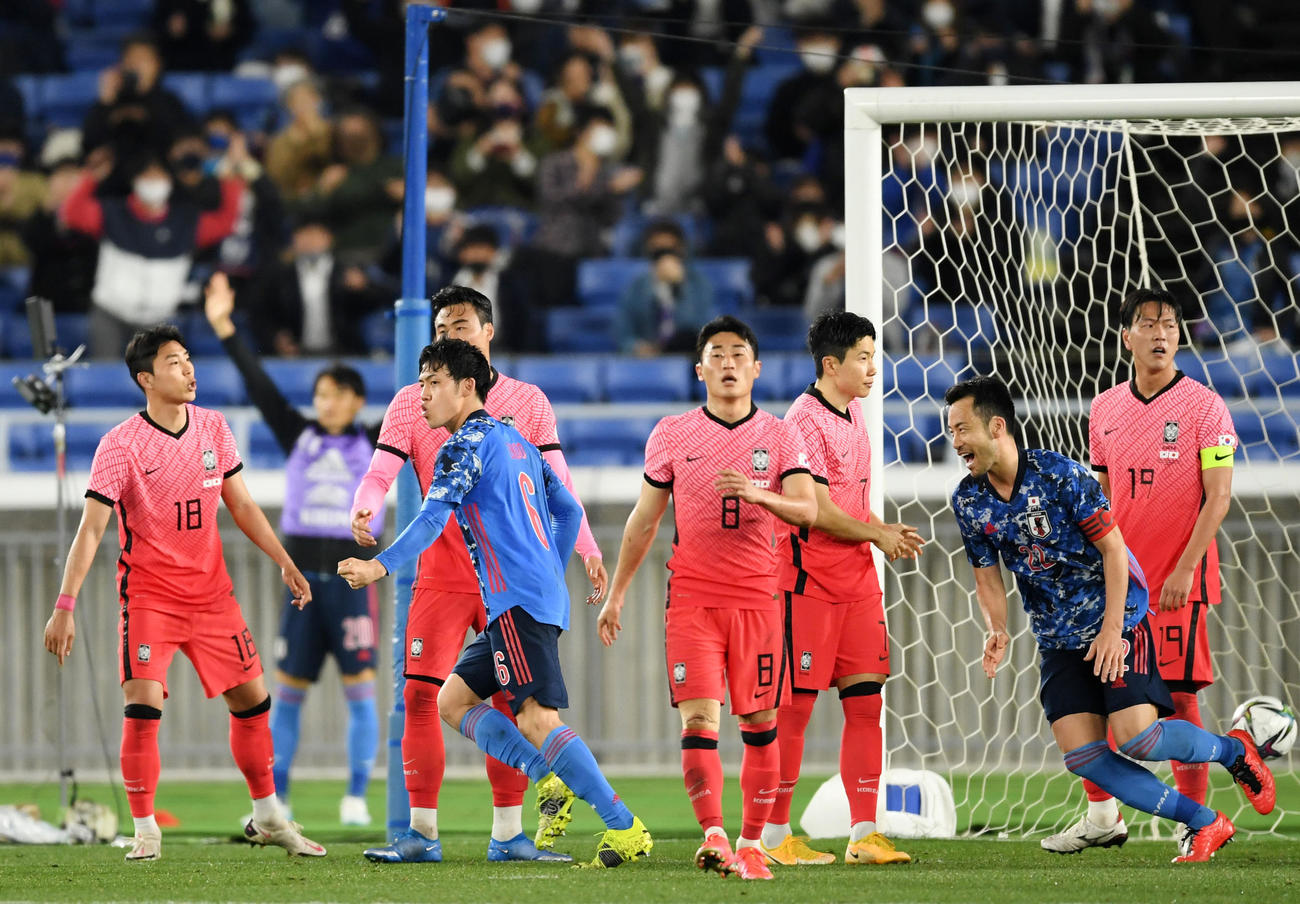 日本対韓国　後半、ゴールを決めガッツポーズする遠藤（撮影・横山健太）