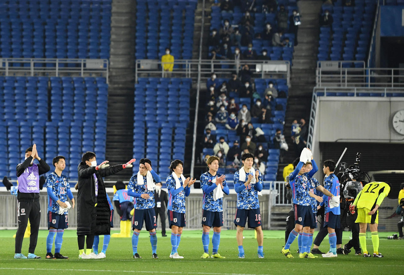日本対韓国　試合を終えサポーターにあいさつをする日本代表イレブン（撮影・横山健太）