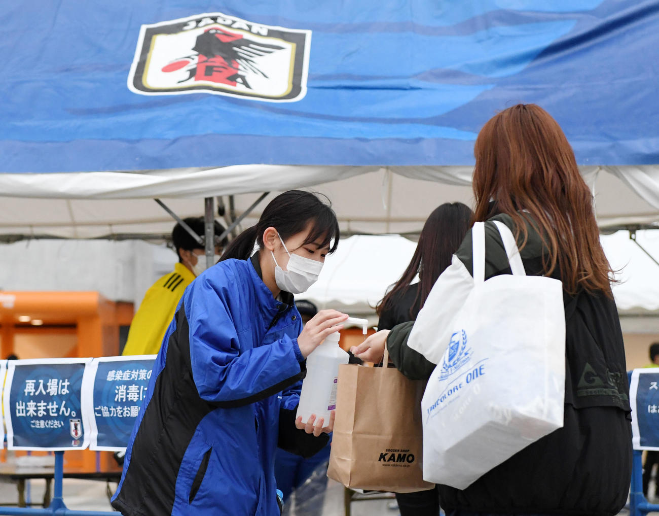 日本対韓国　消毒をしてから入場する観客（撮影・横山健太）