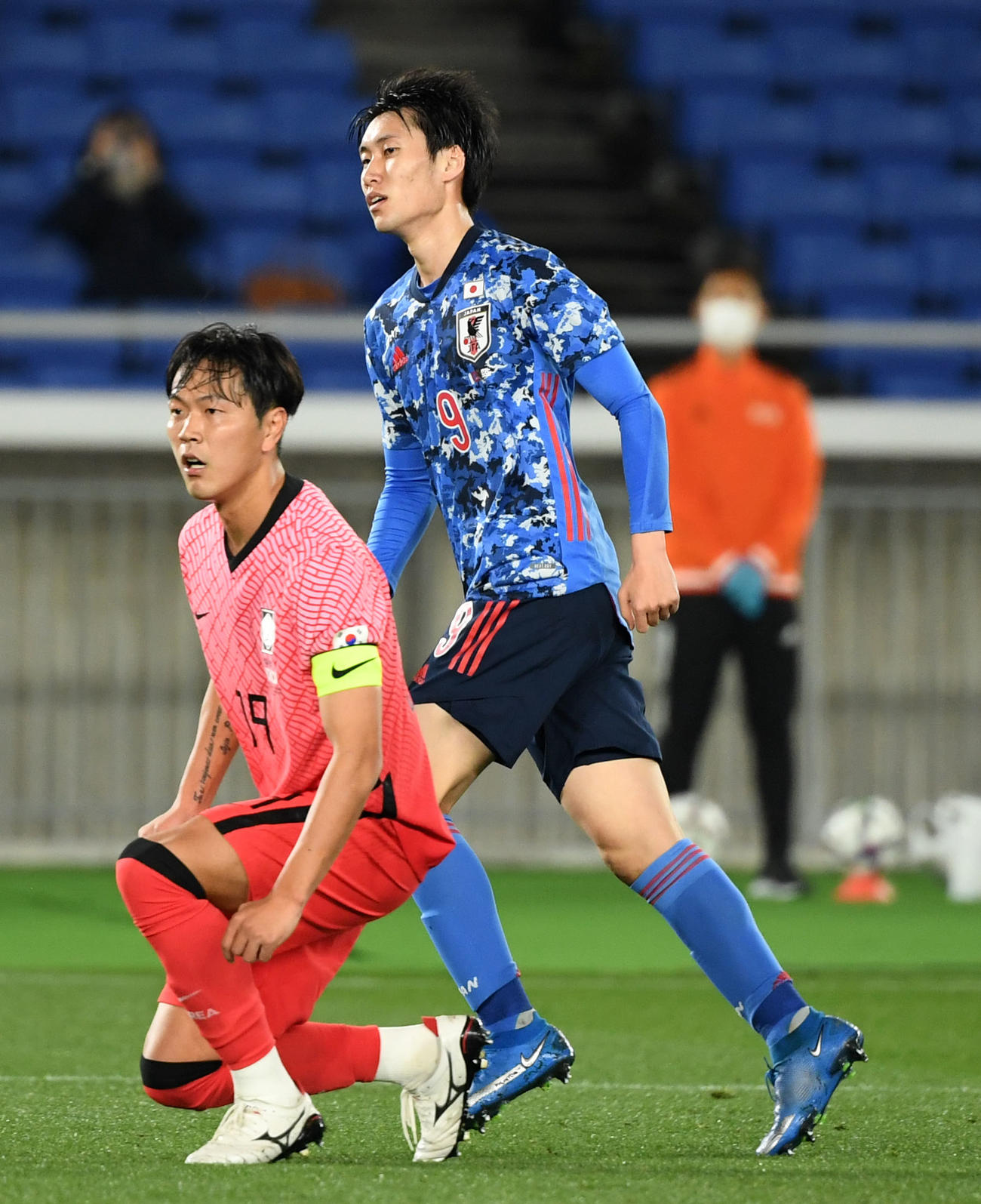 日本対韓国　前半、ゴールを決める鎌田（撮影・横山健太）