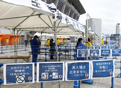 日本対韓国　入場ゲートにはコロナ対策での注意書きがされる（撮影・横山健太）