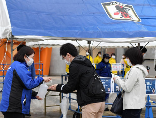 日本対韓国　消毒をしてから入場する観客（撮影・横山健太）