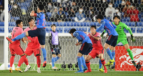 日本対韓国　後半、ゴールを決める遠藤（右から2人目）（撮影・横山健太）