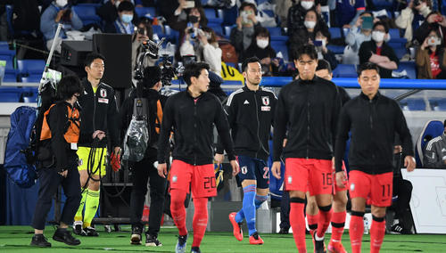 日本対韓国　別々に入場する選手たち（撮影・横山健太）