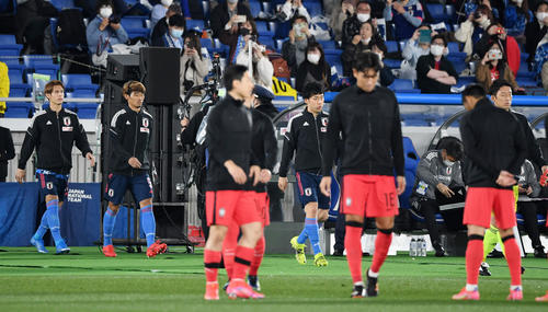 日本対韓国　別々に入場する選手たち（撮影・横山健太）