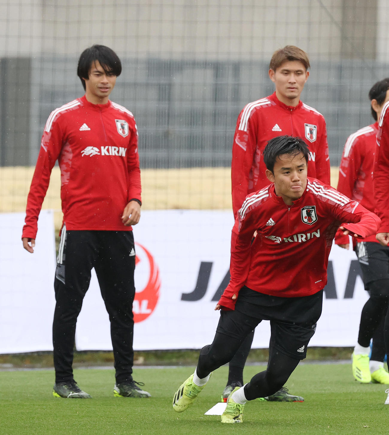 雨の中、トレーニングするU－24日本代表の久保（手前）。左は三笘、右は田川（撮影・垰建太）