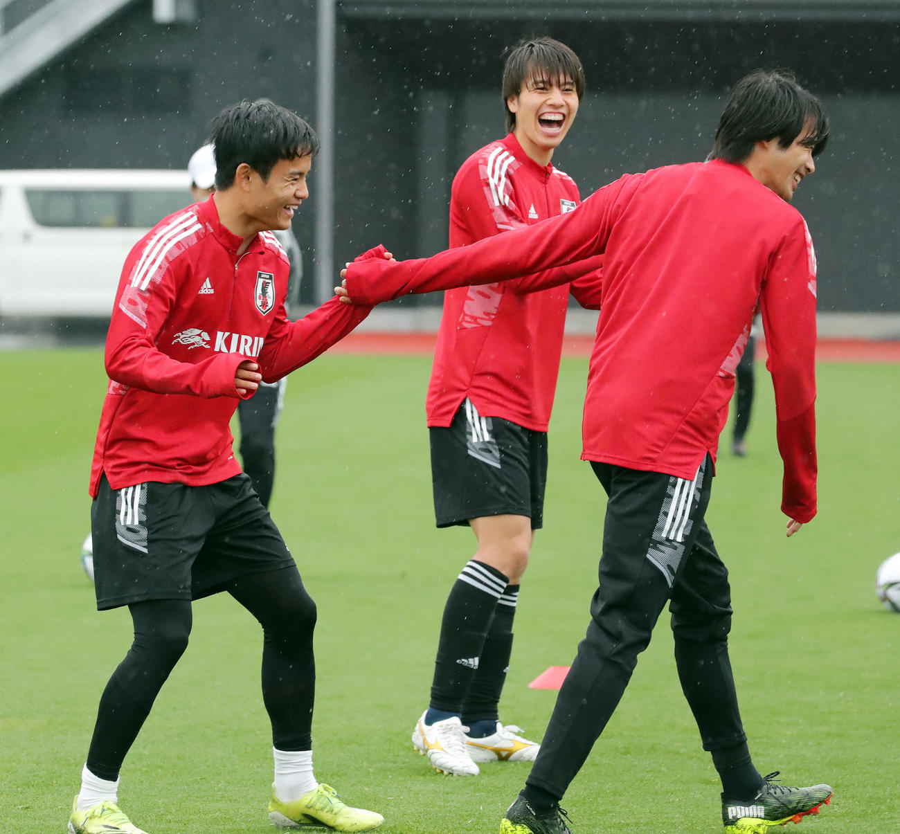 ボール回しで笑顔を見せるU－24日本代表の久保（左）と三笘（右）。中央は田中碧（撮影・垰建太）