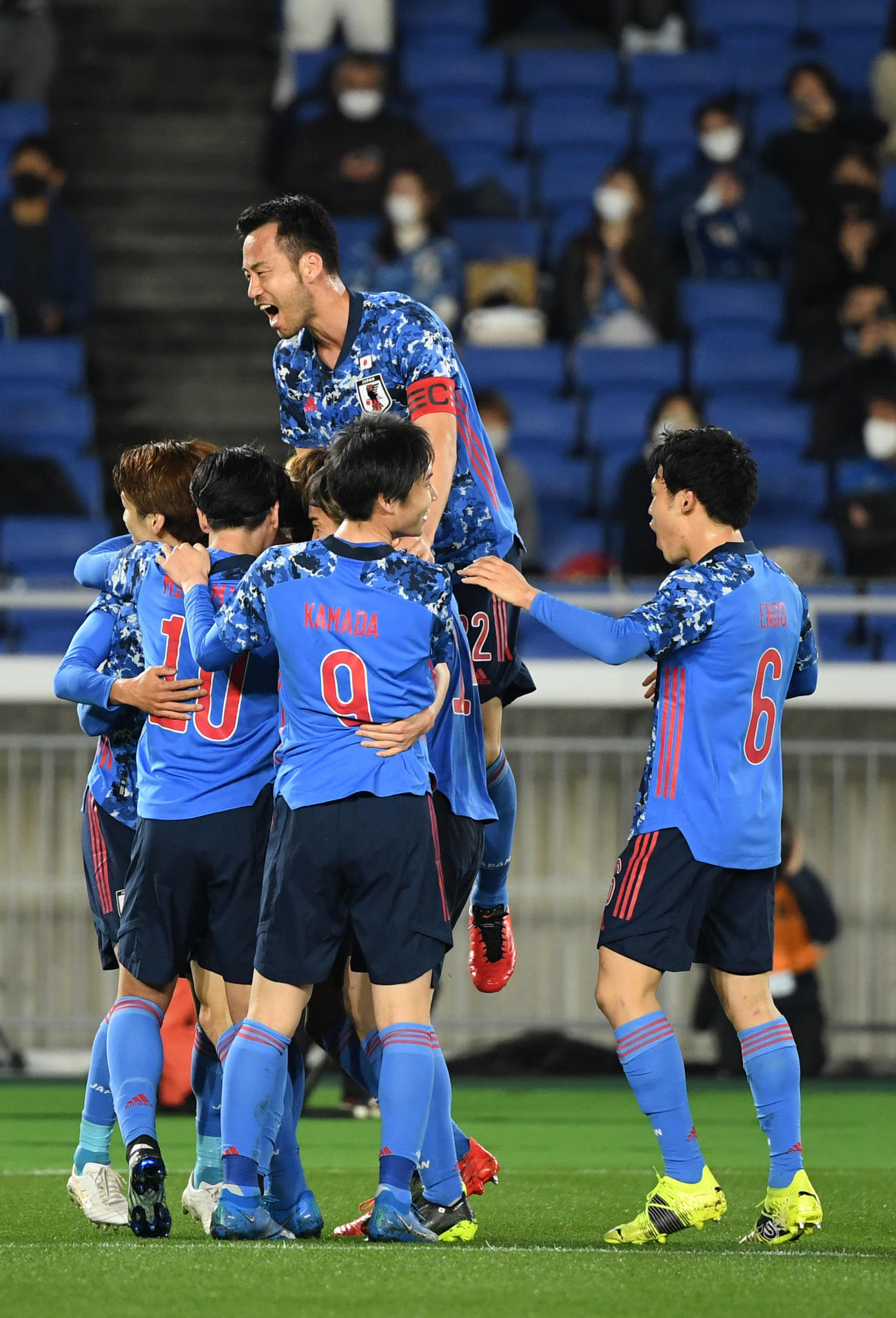 日本対韓国　前半、山根のゴールで先制点を奪い歓喜する日本代表イレブン（撮影・横山健太）