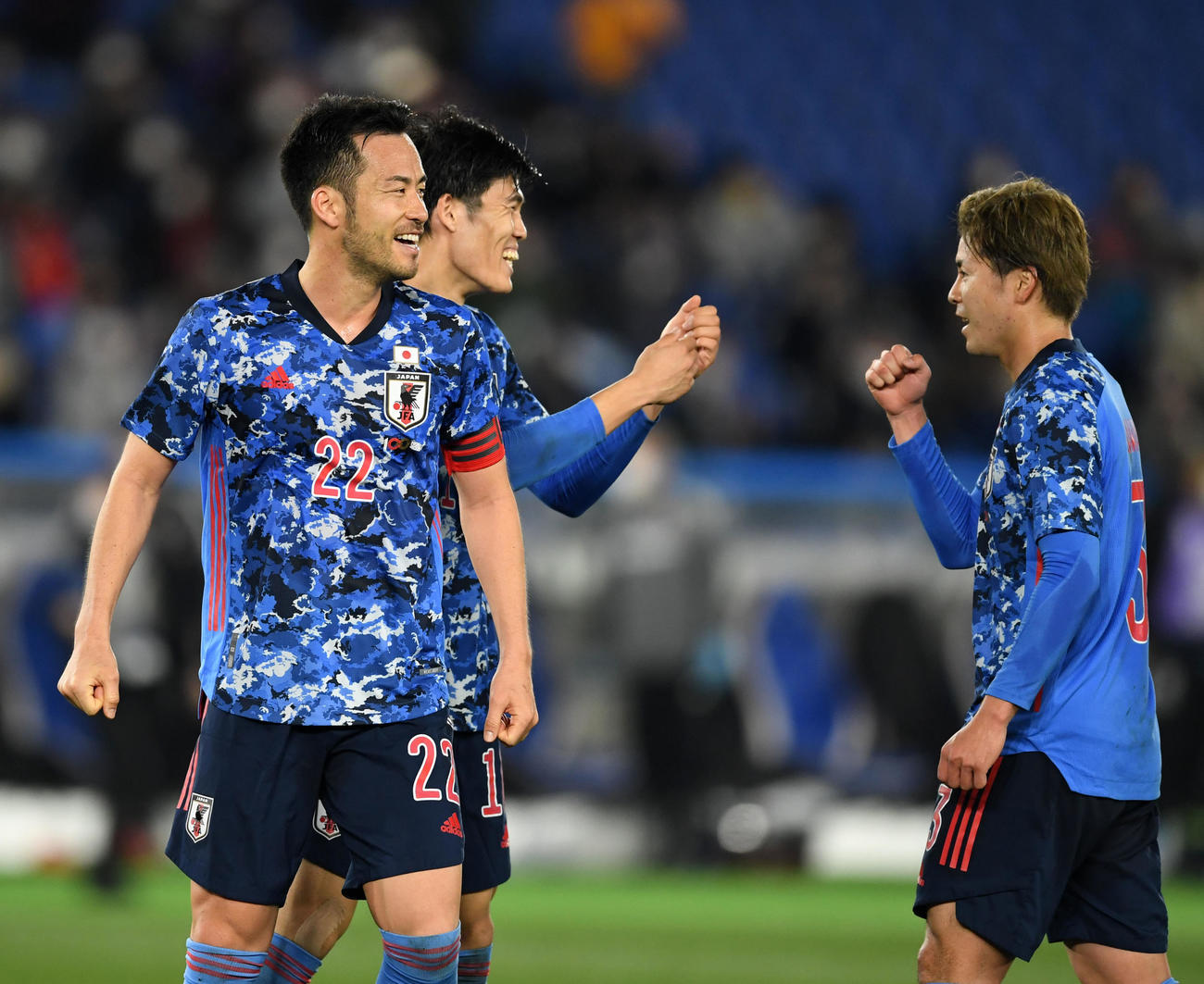 日本対韓国　韓国に勝利し笑顔を見せる吉田（左）（撮影・横山健太）