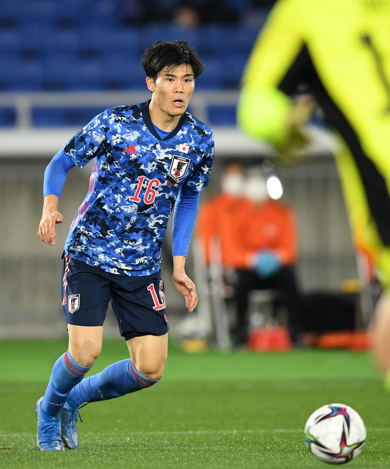 日本対韓国　後半、ドリブルする冨安（撮影・横山健太）