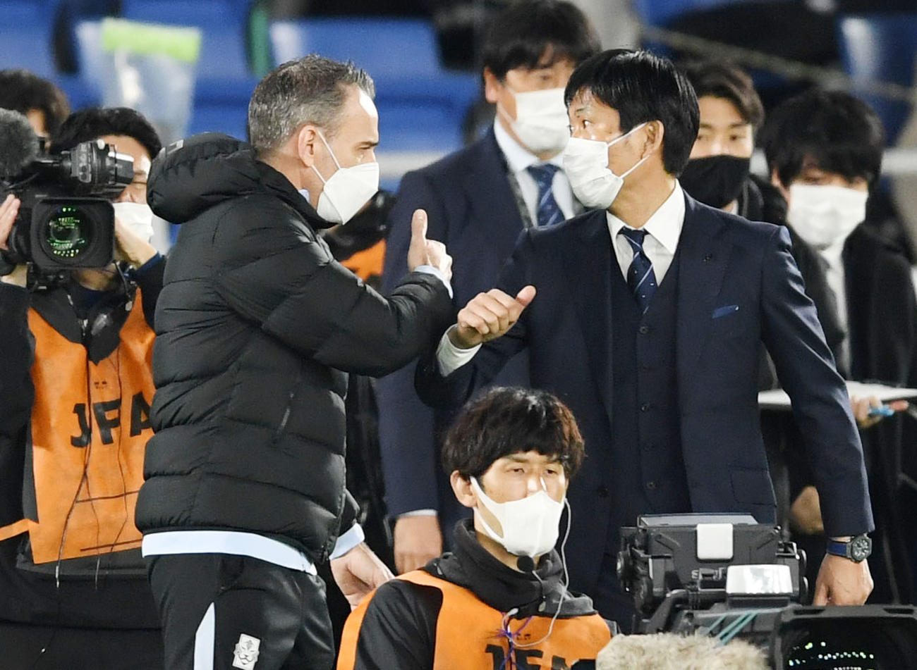 日本対韓国　試合を終え、タッチを交わす森保監督（右）とパウロ・ベント監督（撮影・横山健太）