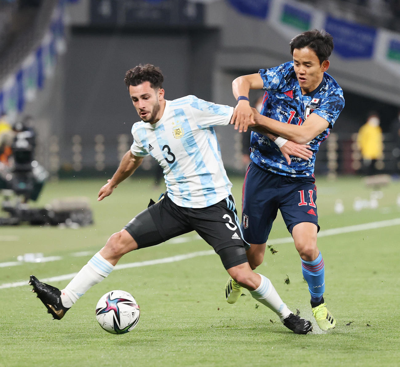 日本対アルゼンチン　前半、競り合う久保（撮影・垰建太）