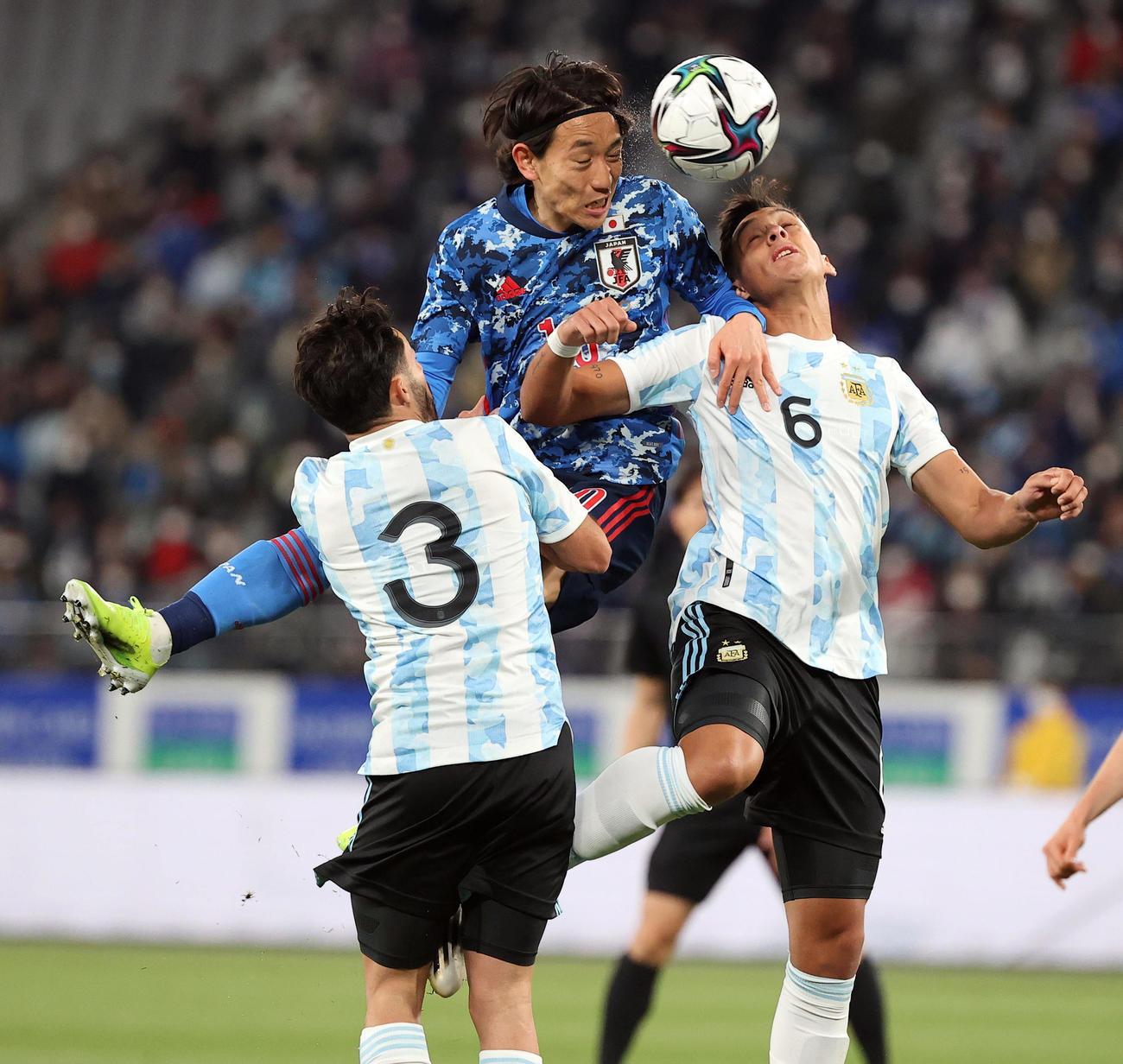 日本対アルゼンチン　前半、競り合う三好（撮影・垰建太）
