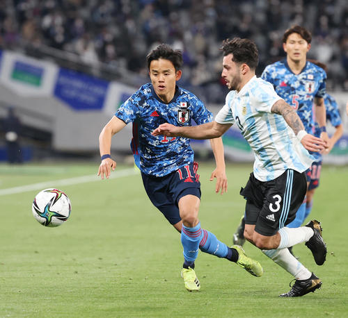 日本対アルゼンチン　前半、競り合う久保（撮影・垰建太）