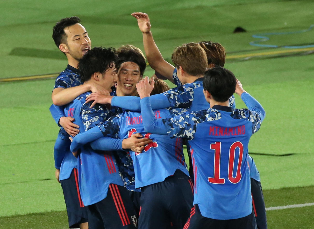 日本対韓国　後半、ゴールを決めた遠藤（左から2人目）は江坂（同3人目）、吉田（左）らと喜ぶ（代表撮影）