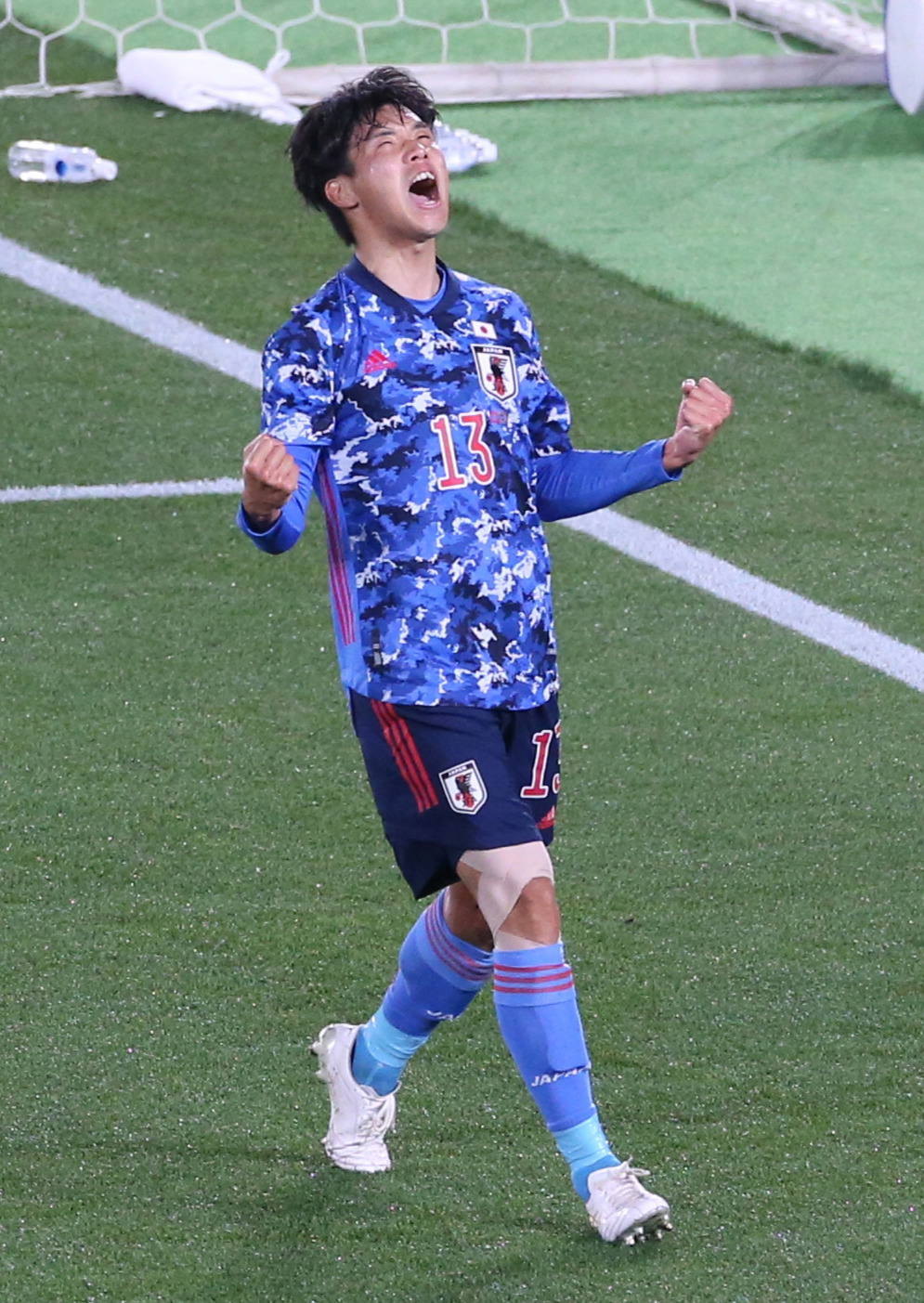日本対韓国　前半、先制ゴールを決め喜ぶ山根（代表撮影）
