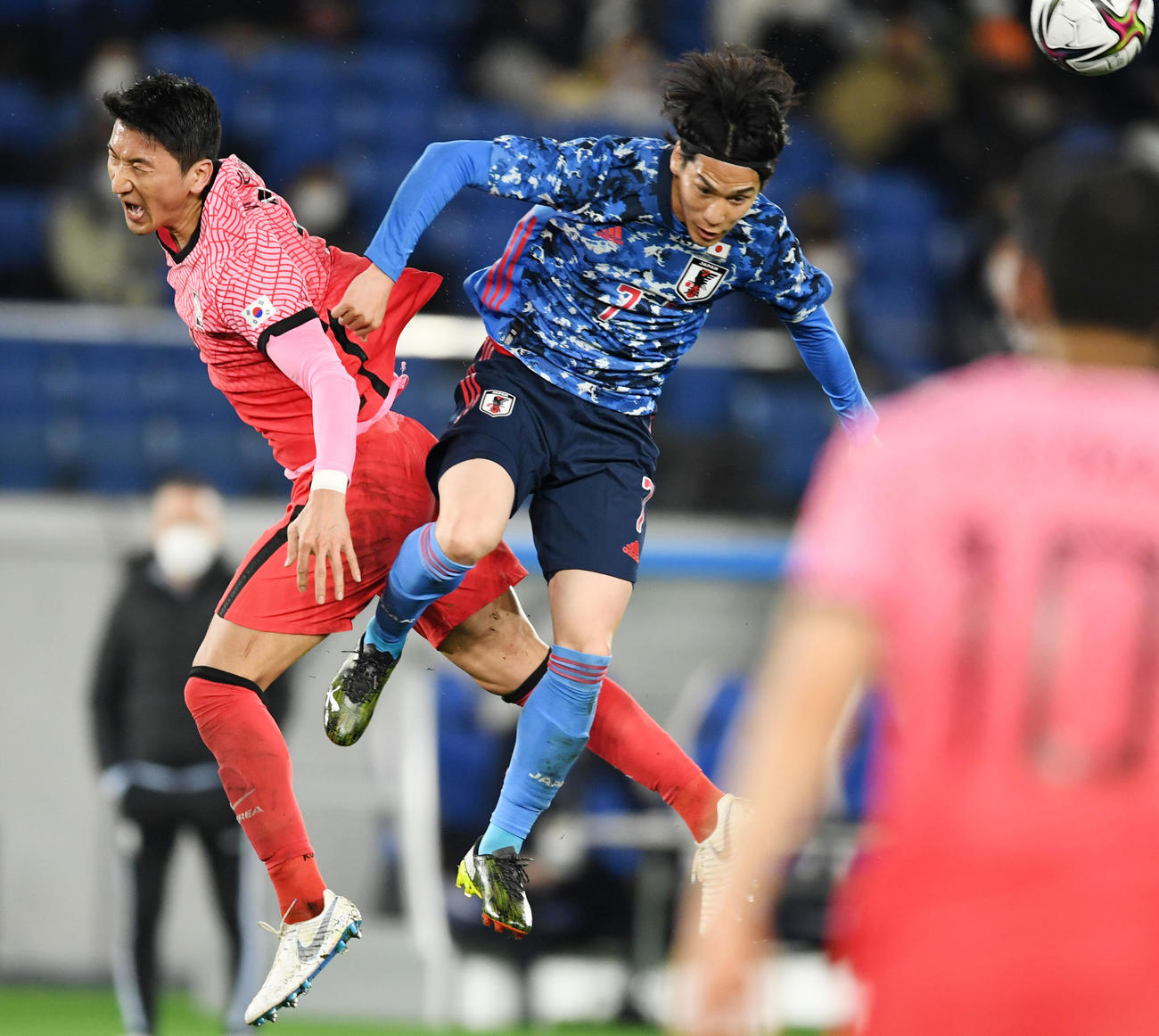 日本対韓国　後半、競り合う江坂（撮影・横山健太）