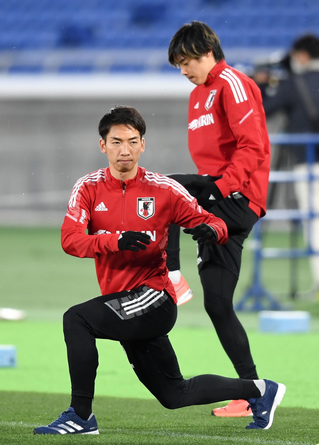 ストレッチをする川辺（左）。右は伊東（2021年3月22日撮影）