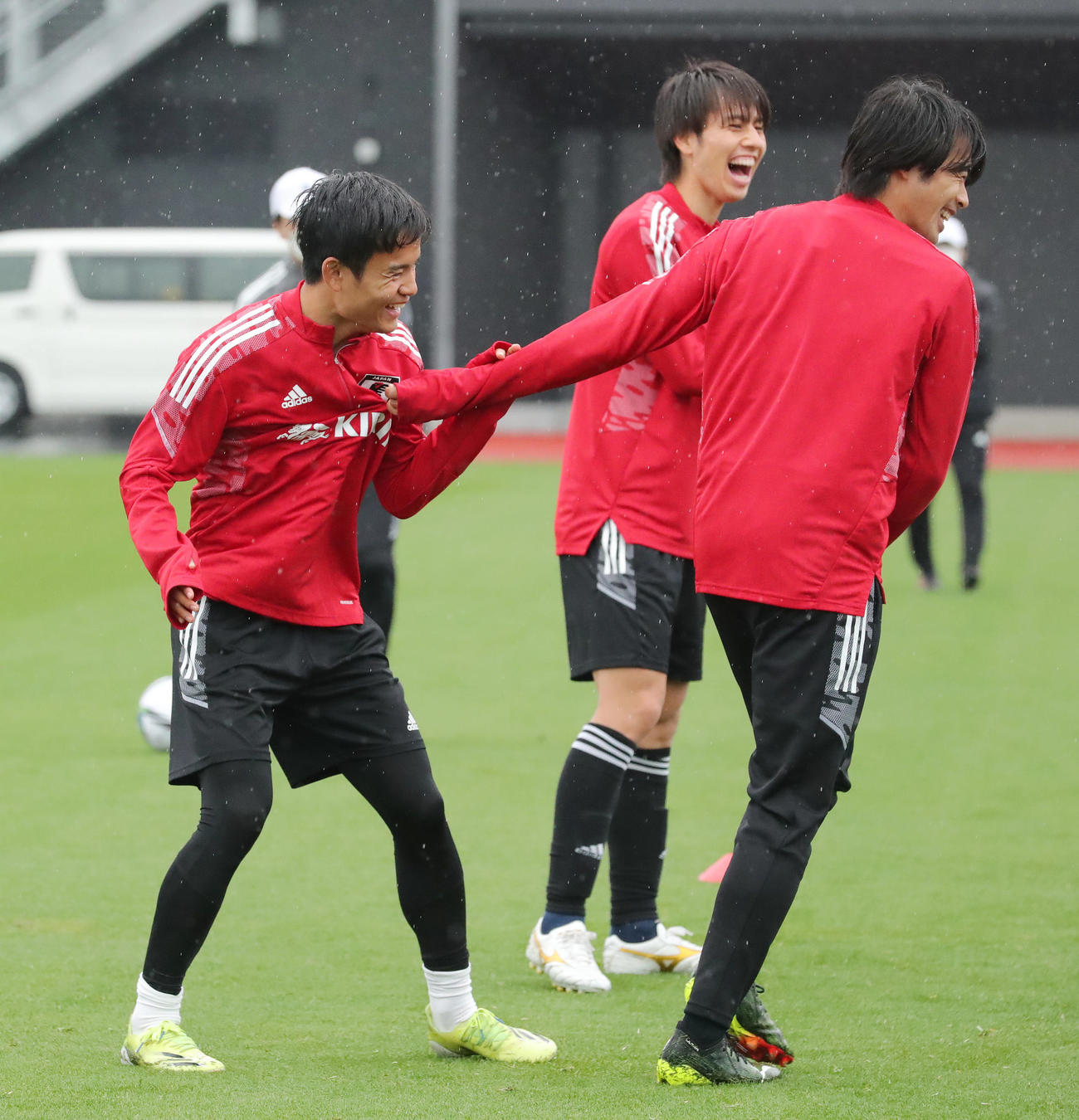 ボール回しで笑顔を見せるU－24日本代表の久保（左）と三笘（右）（撮影・垰建太）