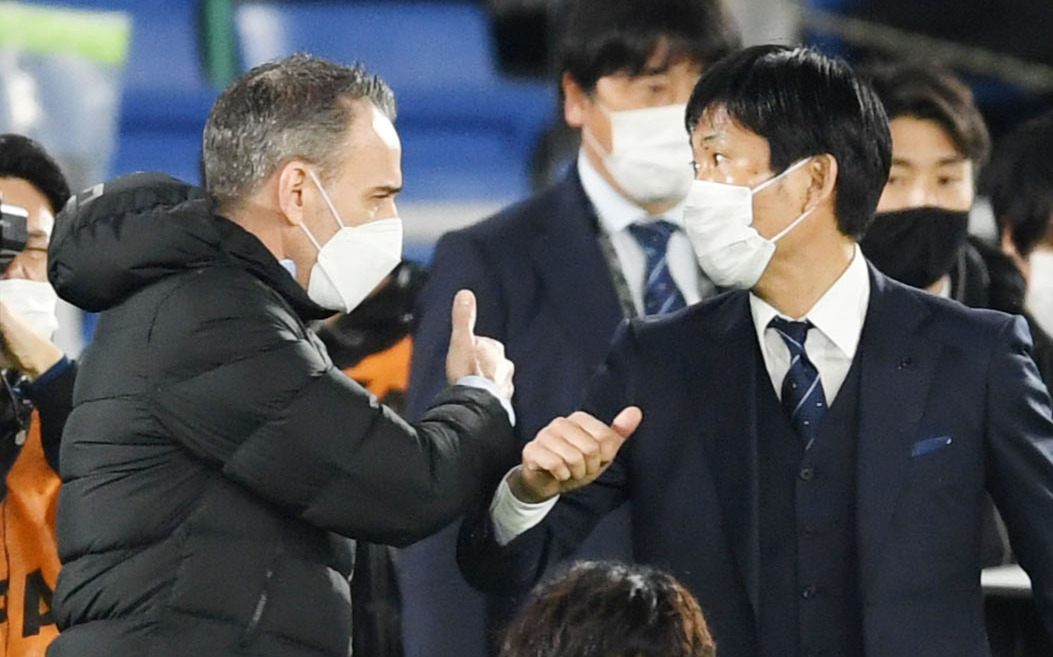 日本対韓国　試合を終え、タッチを交わす日本森保（右）、韓国パウロ・ベント両監督（撮影・横山健太）
