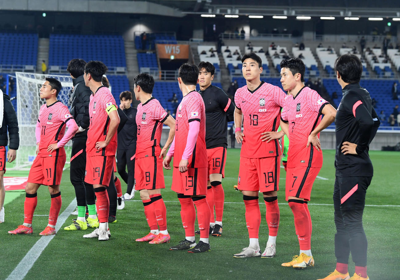 日本対韓国　試合後、サポーターにあいさつをする韓国代表イレブン（撮影・横山健太）