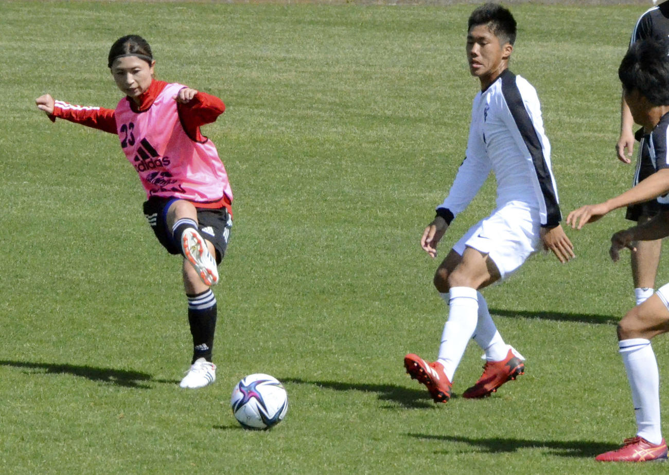 強化合宿で男子選手と練習するサッカー女子日本代表の鮫島（左）