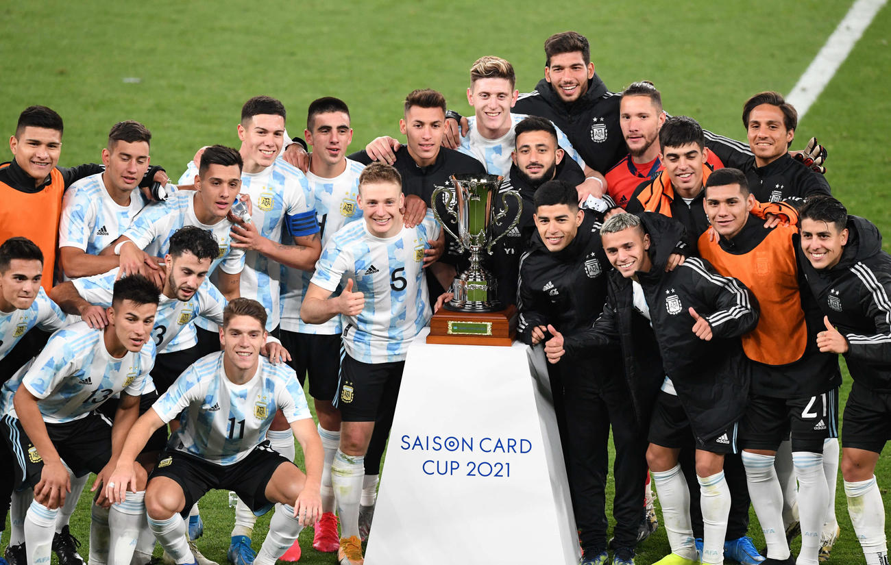 日本対アルゼンチン　日本に勝利し記念撮影するU－24アルゼンチン代表（代表撮影）