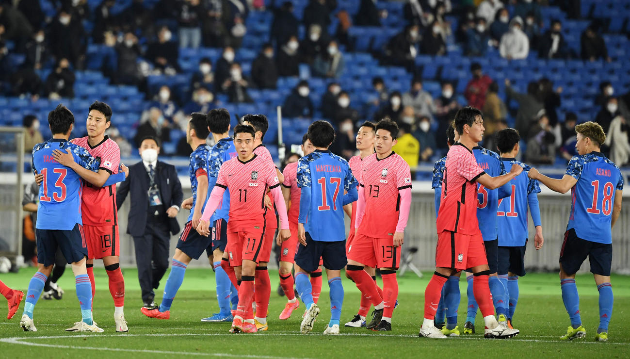 日本対韓国　試合を終え、タッチを交わす選手たち（2021年3月25日撮影）