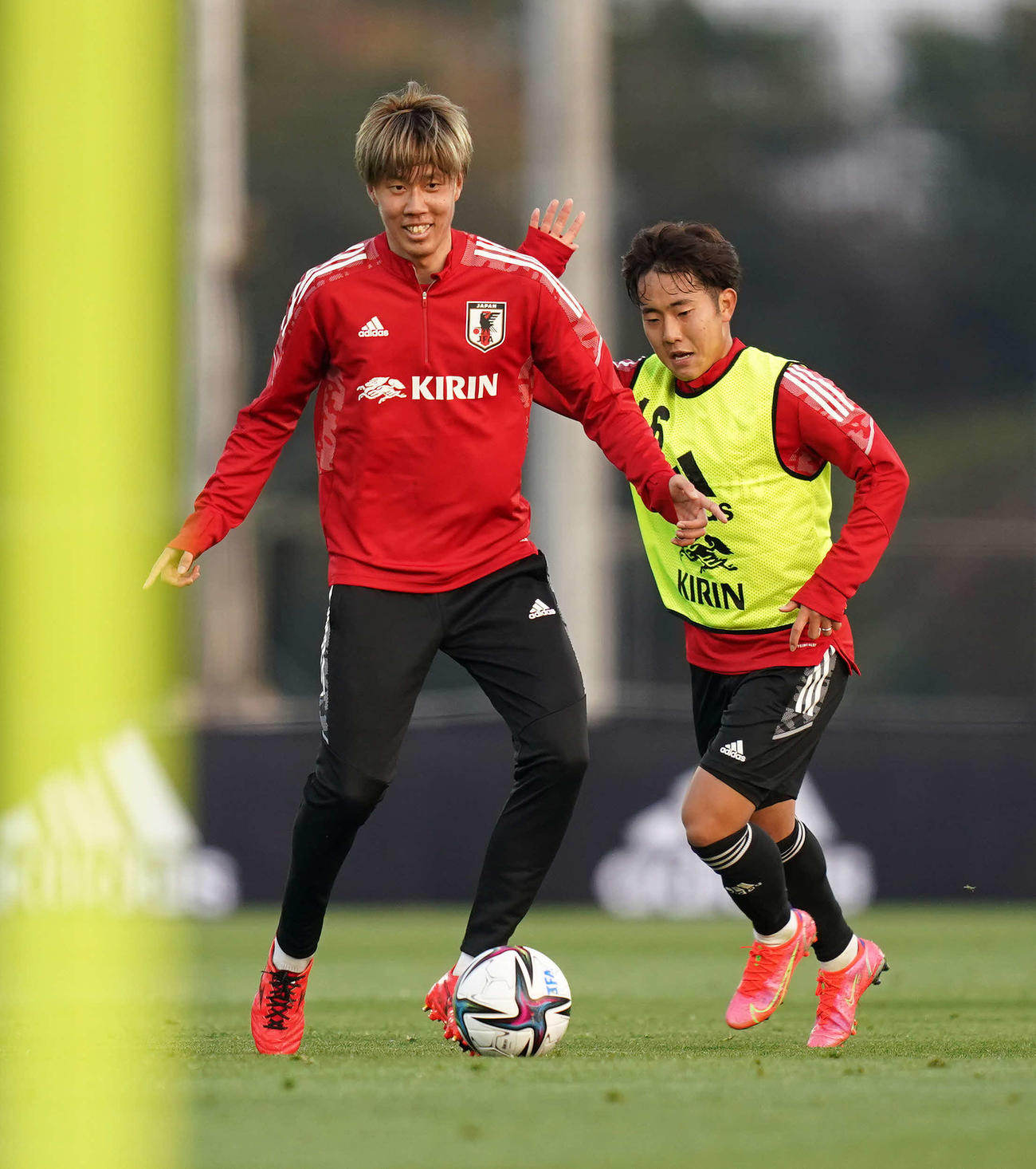 練習に臨むU－24日本代表の田中駿（左）。右は渡辺皓（2021年3月24日撮影）