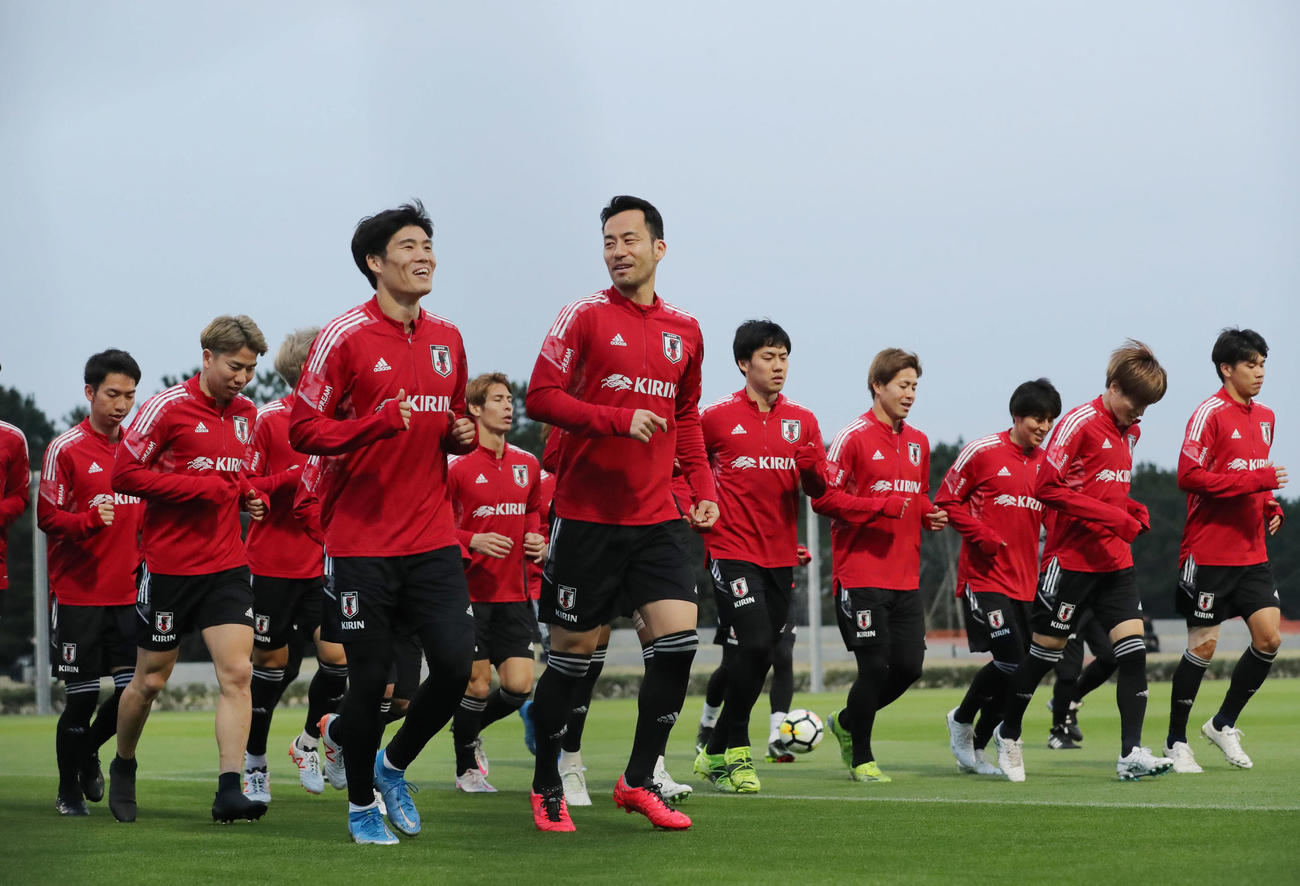 リラックスした表情でランニングする冨安（手前左）、吉田（同右）ら日本代表の選手たち（撮影・垰建太）
